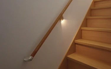階段に安心感が生まれるLED付きの優しい明かり